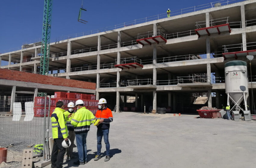  Multa de 750 euros para la empresa que realiza las obras de la nueva residencia de Puente Ladrillo por ensuciar la avenida de Santiago Madrigal con restos de grava y cemento