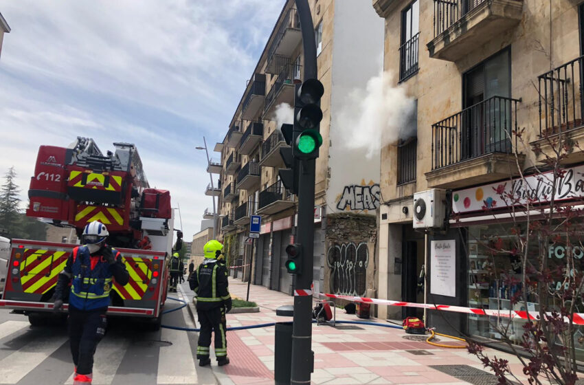  VÍDEO | Un incendio en un piso del paseo de Canalejas deja una enorme columna de humo y obliga a movilizar a dos dotaciones de Bomberos