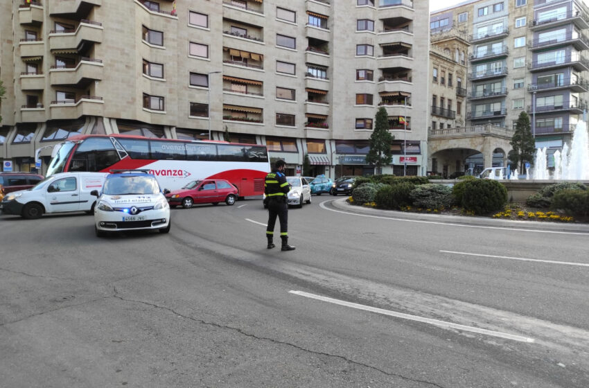  Una pérdida de aceite en un autobús interurbano ralentiza el tráfico desde plaza España hasta la Puerta de Zamora