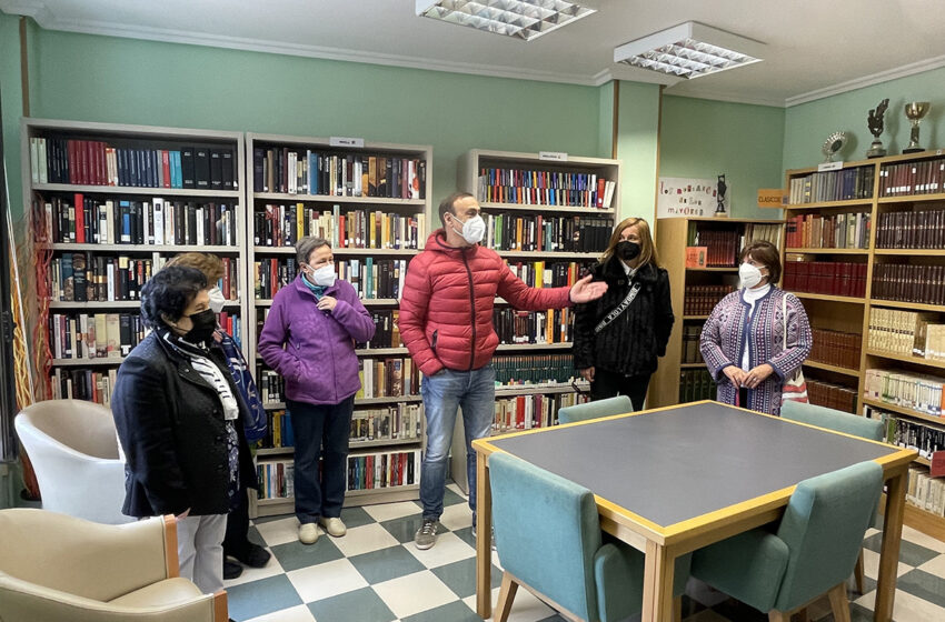  Los mayores de Carbajosa estrenan biblioteca con 3.000 ejemplares donados por los hijos de Ramón Jorge Sánchez