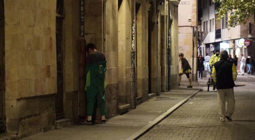  El Ayuntamiento de Salamanca refuerza la limpieza de orines en las fachadas