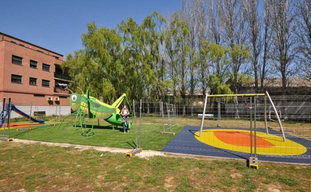 Parque infantil de la avenida Segovia en Santa Marta de Tormes 