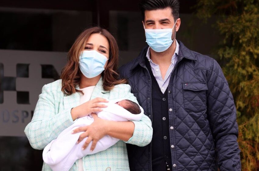  Paula Echevarría y Miguel Torres, muy emocionados, abandonan el hospital con su hijo Miguel