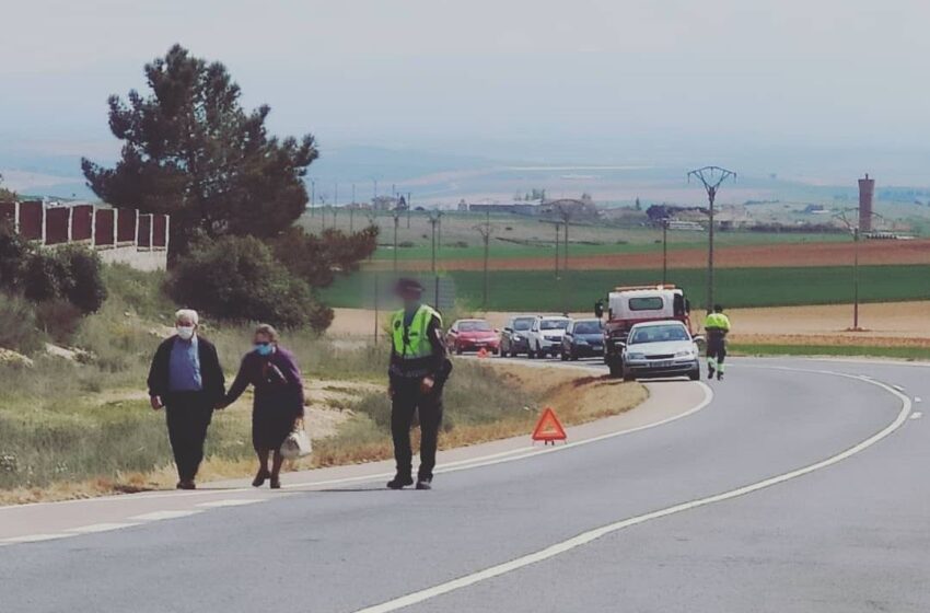  La ternura de la Policía Local  de Alba y Terradillos auxiliando en carretera a dos personas mayores