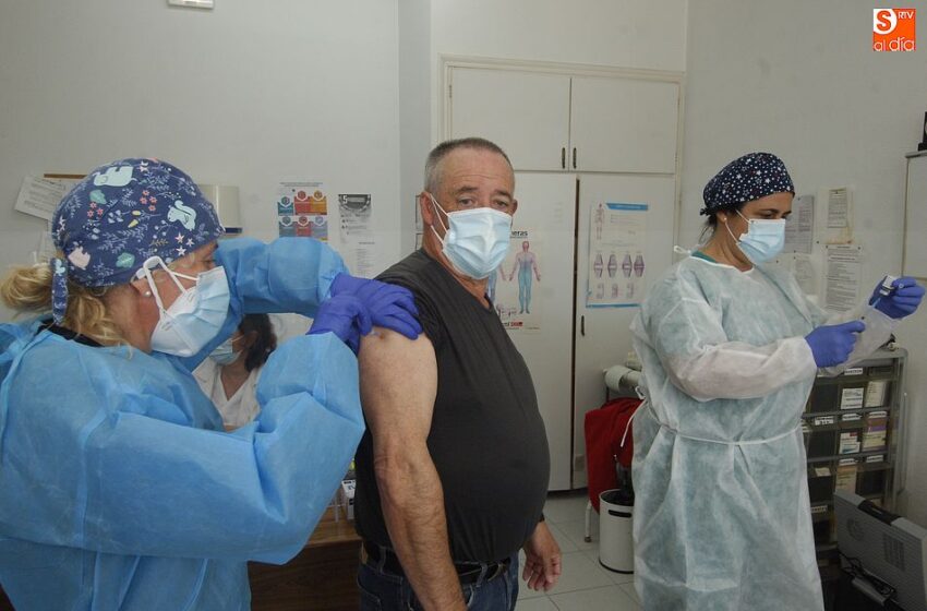  Los vecinos de 60 a 65 años de la Zona Básica de Robleda reciben la 1ª dosis de la vacuna