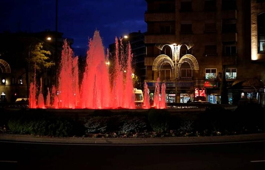  La fuente de la Puerta Zamora en Salamanca se ilumina de color rojo por el Día Mundial de la Hemofilia