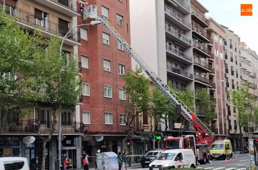  Rescate de los Bomberos en Torres Villarroel que acceden a una vivienda de un quinto piso por la ventana