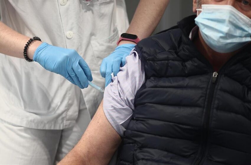  Centros educativos piden transparencia a Gobierno sobre la vacunación con AstraZeneca a docentes: «Están generando caos»