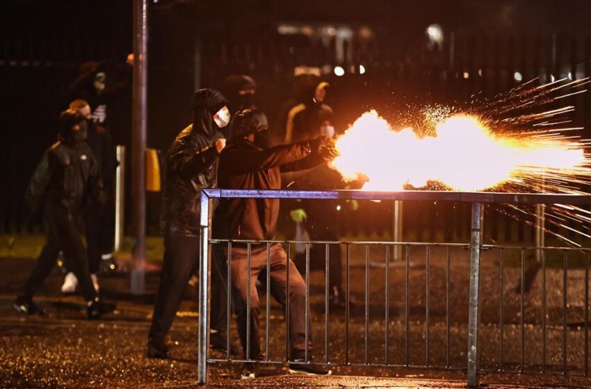  La Policía dispersa a los manifestantes con cañones de agua en otra jornada de violencia en Irlanda del Norte