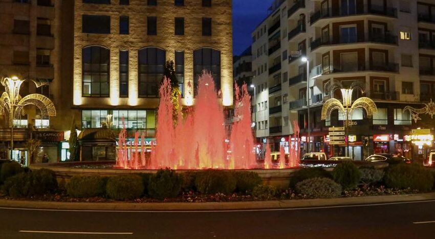  La fuente de la Puerta Zamora se ilumina este sábado de color rojo por el Día Mundial de la Hemofilia