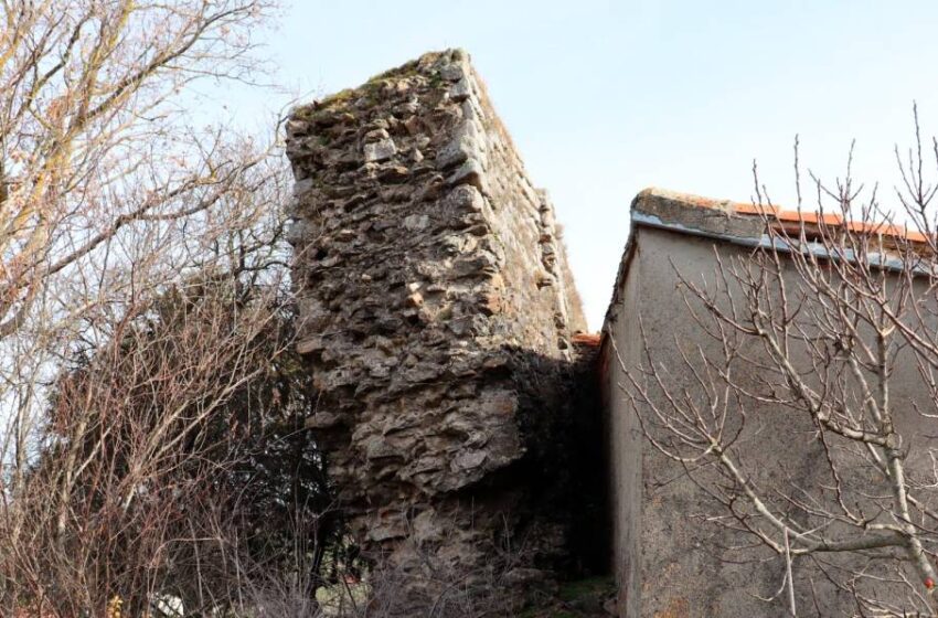  Este es el deteriorado estado de la muralla de Monleón, con peligro de caída