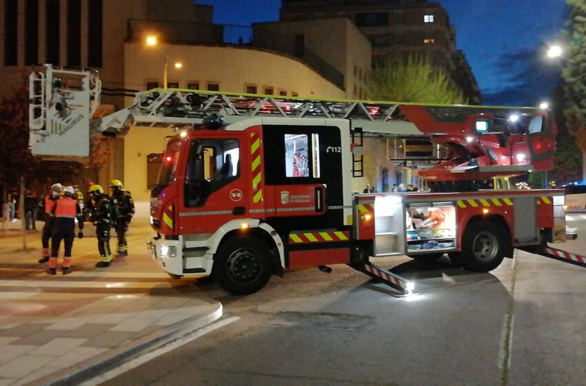  VÍDEO. dotaciones de Bomberos, ambulancias y Policía Local se desplazaron hasta la calle Agricultura, junto a la iglesia de Fátima, para sofocar un incendio