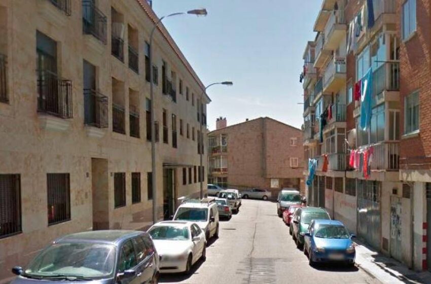  Vecinos de Pizarrales alertan de un tiroteo que resultó ser un hombre golpeando una puerta metálica