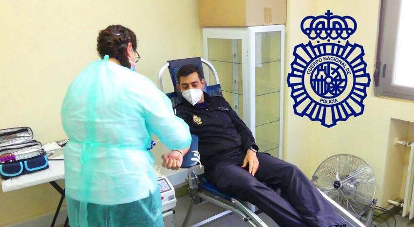  La Policía Nacional de Salamanca muestra su cara más solidaria donando sangre