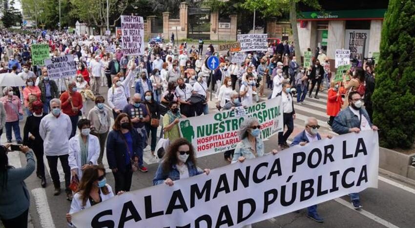  Una Marea Blanca de cerca de 3.000 personas reclama en Salamanca la vuelta de las consultas presenciales y menos listas de espera
