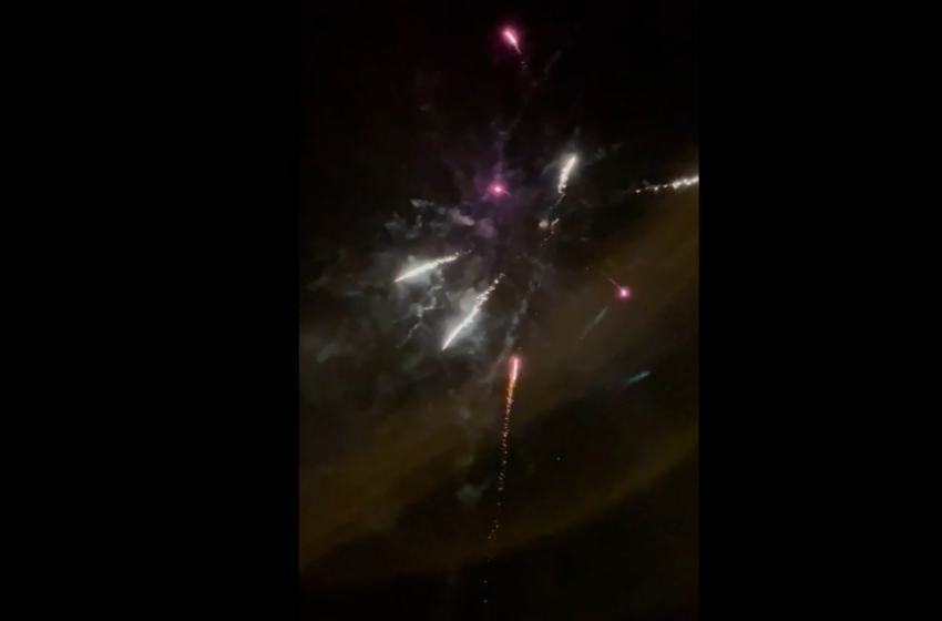  VÍDEO | Festejan el fin del estado de alarma lanzando una traca de cohetes en la plaza del Campillo