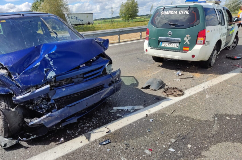  Un conductor se empotra contra un coche de la Guardia Civil en un control en Zamora