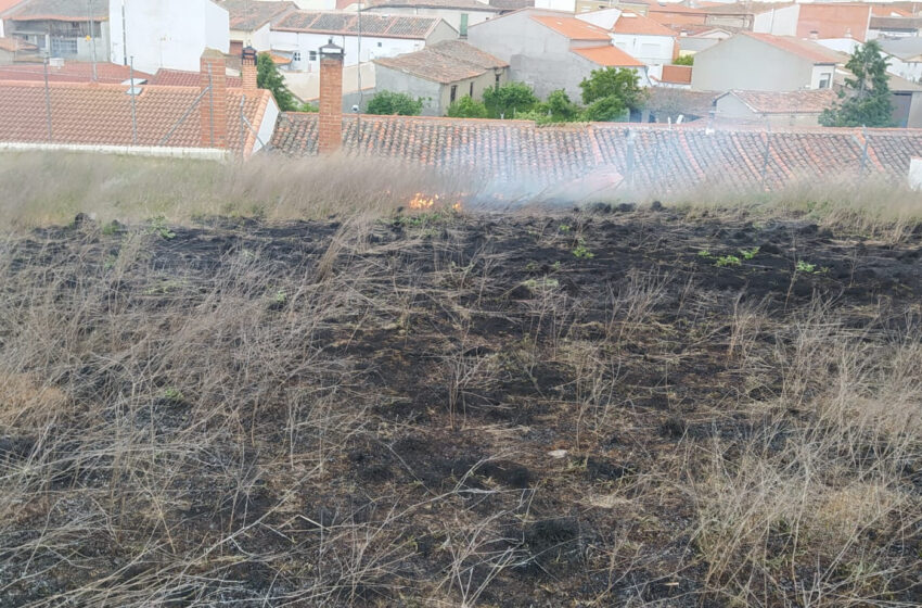  Los bomberos de Peñaranda intervienen en un incendio en una era de Macotera