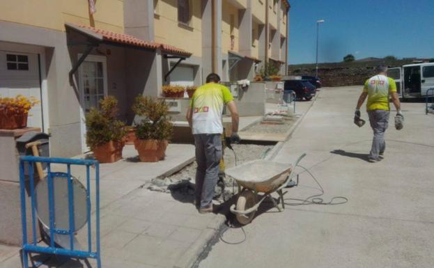 Obras en la calle Garcilaso de Alba de Tormes.