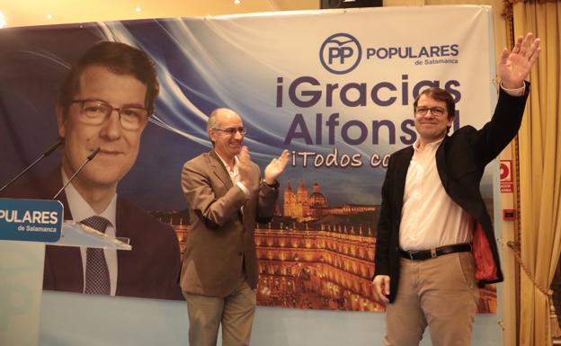 Javier Iglesias anima a Alfonso Fernández Mañueco durante un mitin electoral.