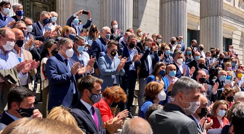 Carbayo se concentra junto a unos 200 alcaldes frente al Congreso para reclamar a Sánchez un fondo covid