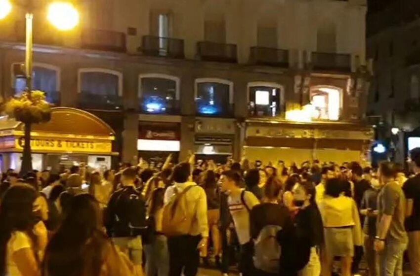  Aglomeraciones de personas esta noche en distintos puntos de Madrid para celebrar el fin del estado de alarma