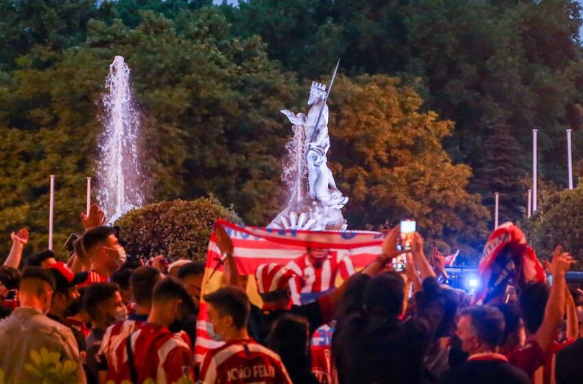  Más de 2.500 personas se reunieron anoche para celebrar la victoria del Atlético en la Castellana sin apenas incidentes
