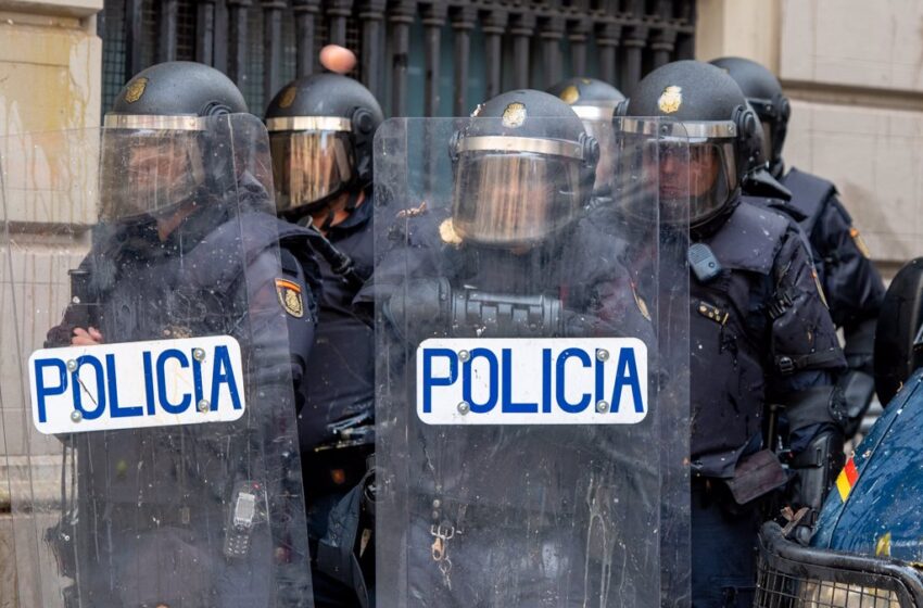  El policía de San Cibrao herido en los disturbios de Barcelona de 2019, jubilado con 45 años: «Me he sentido abandonado»