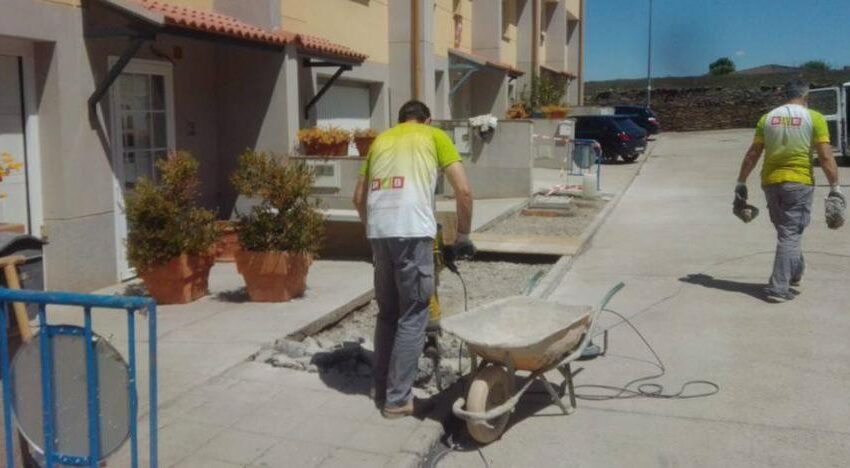  El Ayuntamiento de Alba de Tormes acomete la renovación de las aceras de la calle Garcilaso