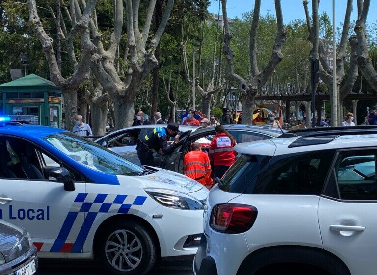  VÍDEO Y FOTOS. Varios vehículos se han visto implicados en un choque en cadena producido en la Plaza de España sobre las 13.24 horas
