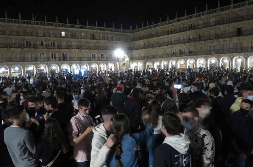  Con el fin del estado de alarma cientos de jóvenes han acudido a la Plaza Mayor cuando pasaban unos minutos de las 00.00 de este 9 de mayo