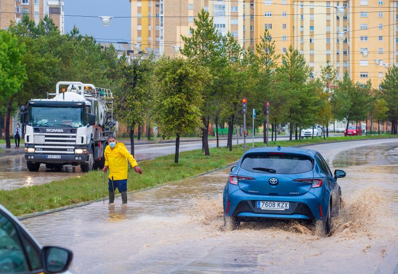  Una tromba de agua deja en Burgos más de 150 avisos al 112 por inundaciones en calles, garajes y viviendas
