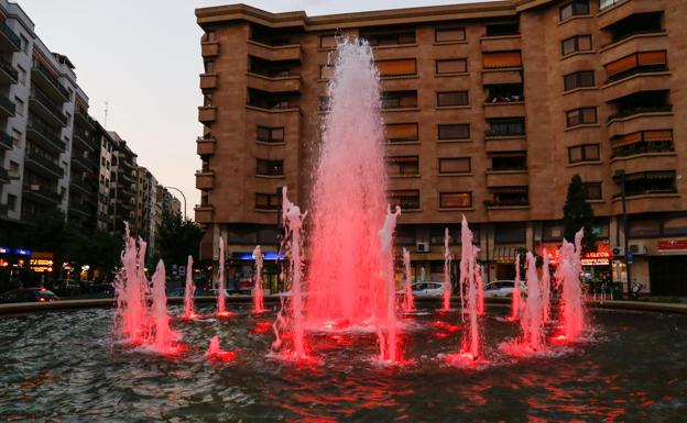Fuente de la Puerta Zamora iluminada de rojo 