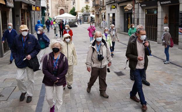 Un grupo de turistas extranjeros la semana pasada en la calle de la Rúa 