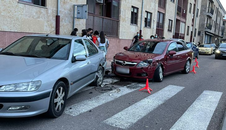  Dan un salto con el coche, destrozan otro que estaba aparcado y huyen dejando atrás su vehículo en Villamayor