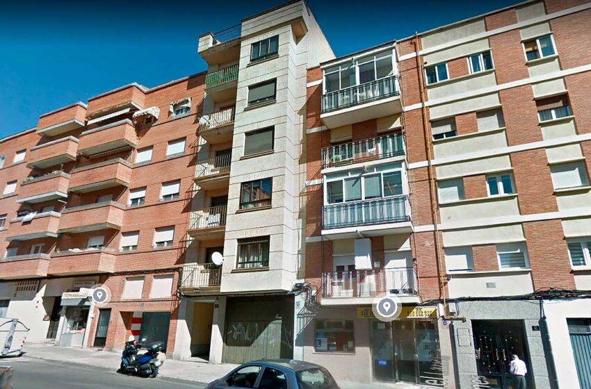  Una de las viviendas, ubicada en la calle Lazarillo de la capital, sale a la puja por 258.000 euros