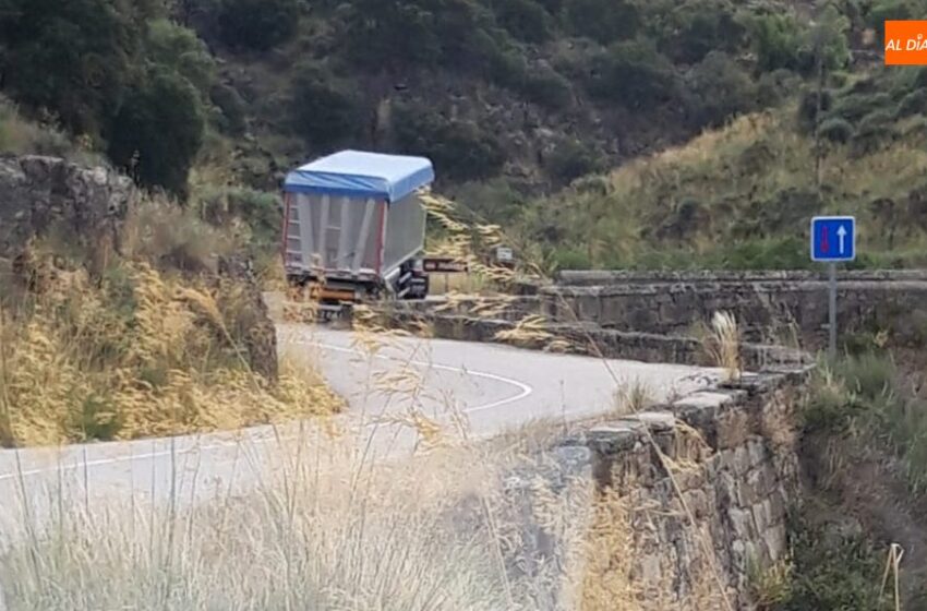  Un camión articulado de gran tonelaje se queda atascado en la carretera de Yecla de Yeltes a Villavieja