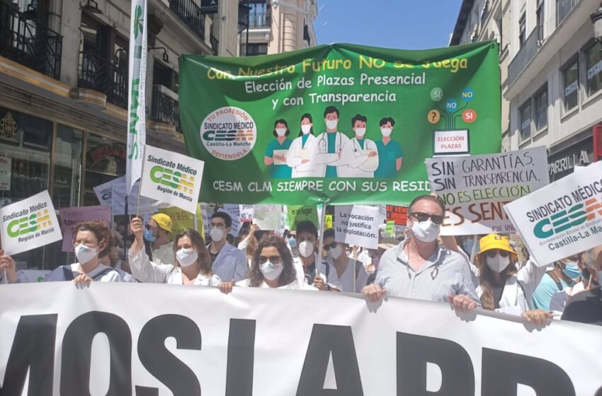 Cientos de aspirantes a MIR vuelven a manifestarse contra la adjudicación de plazas