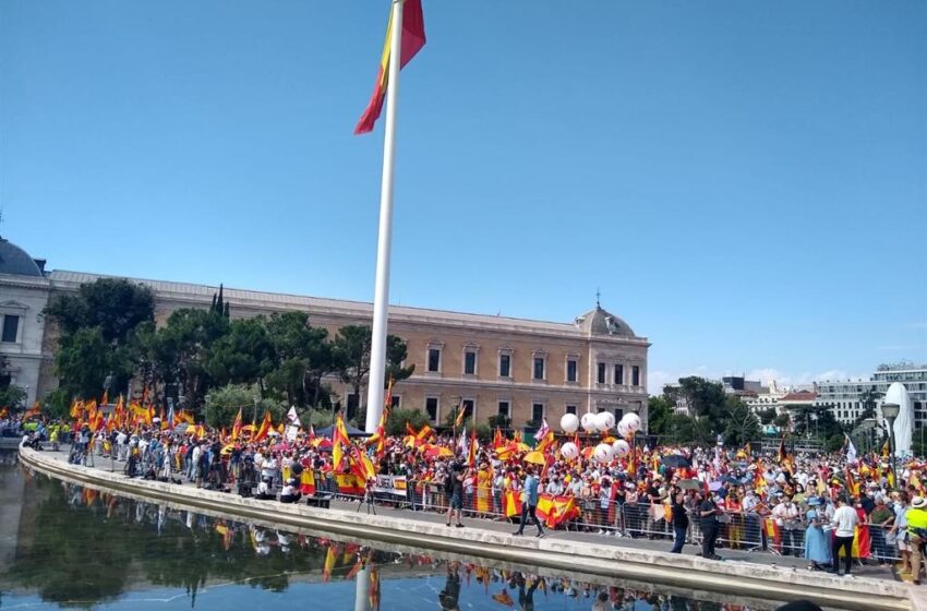  Unas 2.000 personas se congregan ya en la Plaza de Colón para protestar contra los indultos a los líderes del ‘procés’