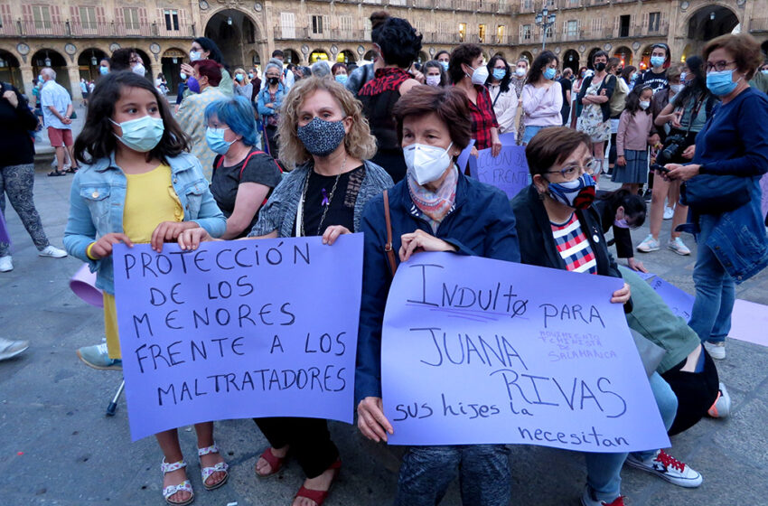  VÍDEO Y FOTOS. Decenas de personas se concentraron en la Plaza Mayor de Salamanca para apoyar a Beatriz Zimmermann y recordar a Rocío Caíz