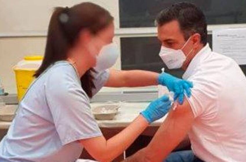  Pedro Sánchez recibe la primera dosis de la vacuna contra la Covid