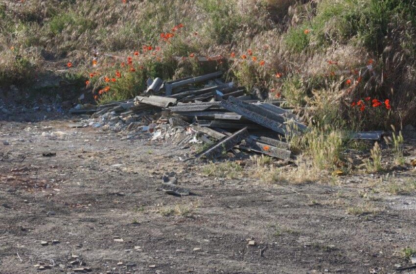  «Estos escombros con placas de amianto, están en el ‘volcán’ de Garrido. Se han depositado hace unos días. El lugar está próximo a las viviendas»
