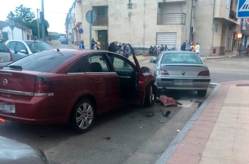  Espectacular accidente con 6 coches dañados en Villamayor