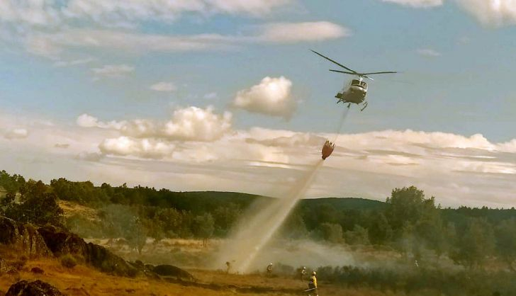  Un fuego en Retortillo moviliza al helicóptero de extinción de la base de El Maillo
