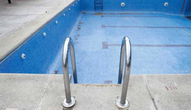  Un hombre sufre una intoxicación mientras pintaba una piscina en Terradillos