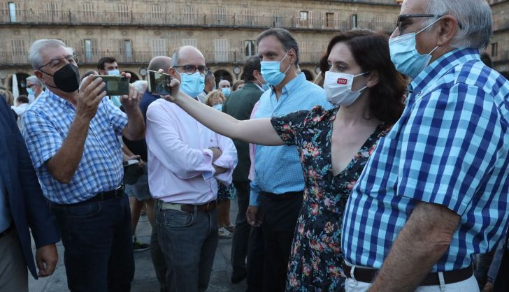  VÍDEO | «Ayuso, presidenta»: la presidenta de la Comunidad de Madrid despierta pasiones en Salamanca