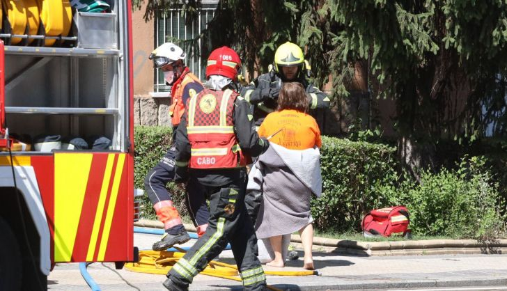  VÍDEO Y GALERÍA | Dos menores afectados por inhalación de humo en un incendio de una vivienda en el barrio de San José