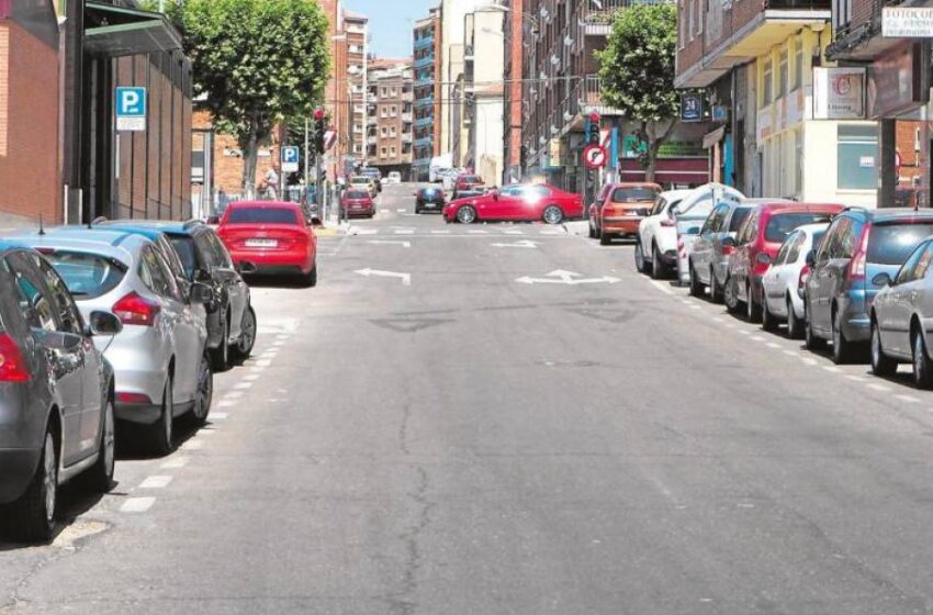  Al calabozo por liarse a cabezazos contra vehículos aparcados en la calle Alberca