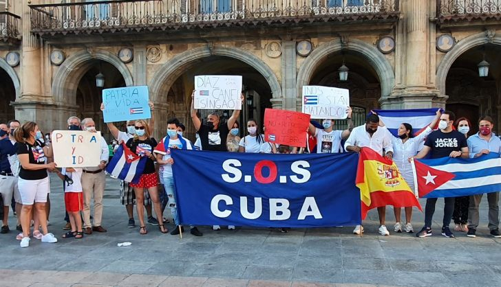  Ana Suárez y Fernando Castaño se unen a la concentración en la Plaza Mayor en apoyo al pueblo cubano