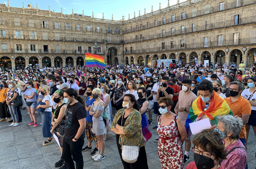 El acto convocado en la Plaza Mayor por Iguales Salamanca, ha reunido a cientos de personas para mostrar su pesar por el presunto asesinato homófobo de Samuel en A Coruña